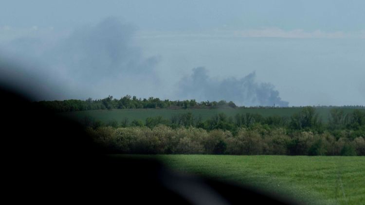 Rauch an der Front in der Region Donezk. Unter den verwüsteten Wäldern liegen Bodenschätze.