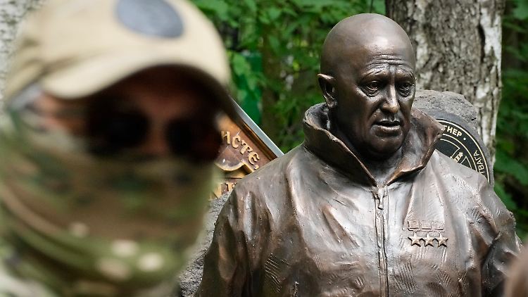 Wagner-Söldner verehren weiterhin ihren ehemaligen Anführer Prigoschin - wie an dieser Statue auf einem Friedhof.