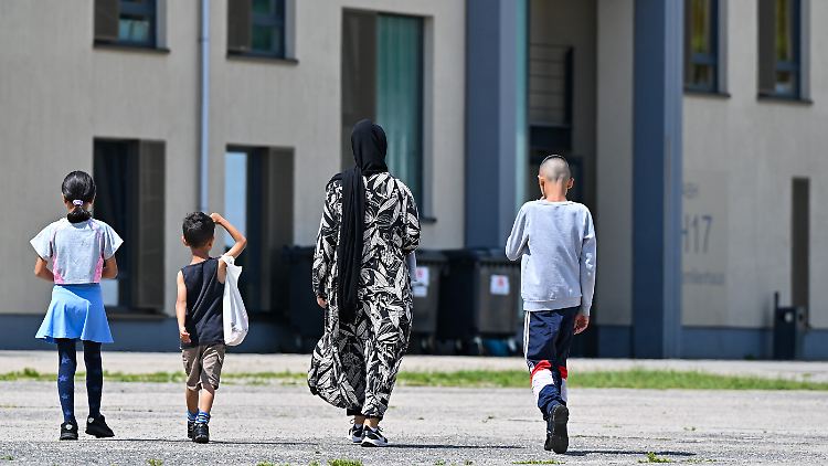 In einem ersten Gutachten im Auftrag des Bundesinnenministeriums hatten sich Sachverständige eher skeptisch zu Asylverfahren in Drittstaaten geäußert. 
