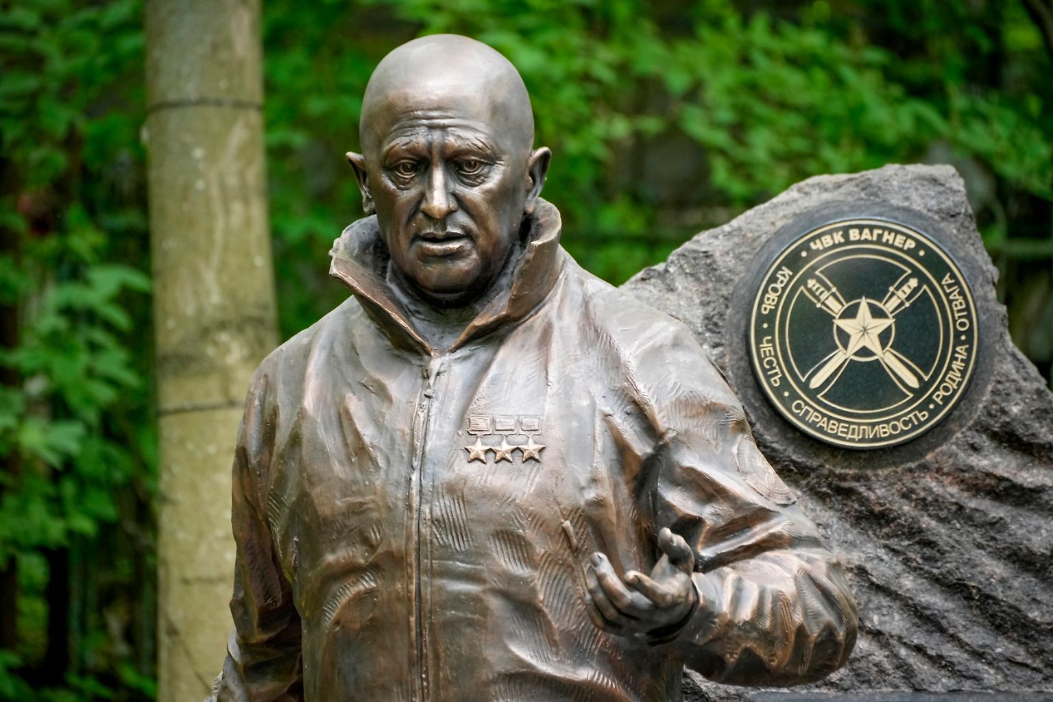 Jewgeni Prigoschin steht als Denkmal fast lebensgroß auf dem Friedhof Porochowskoje in St. Petersburg.