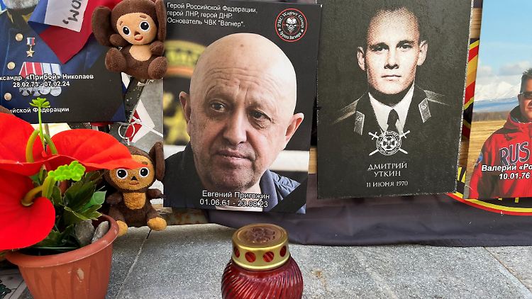 Fotos der Gründer der russischen Privatarmee Wagner, Jewgeni Prigoschin (links) und Dmitri Utkin, an einer improvisierten Gedenkstätte. Beide kamen nach offiziellen Angaben bei einem Flugzeugabsturz am 23. August 2023 ums Leben.