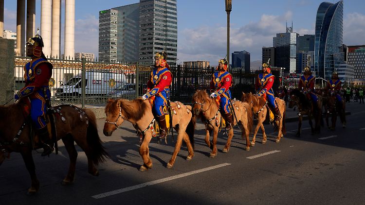Soldaten in traditionellen Uniformen reiten durch die Hauptstadt Ulaanbaatar.