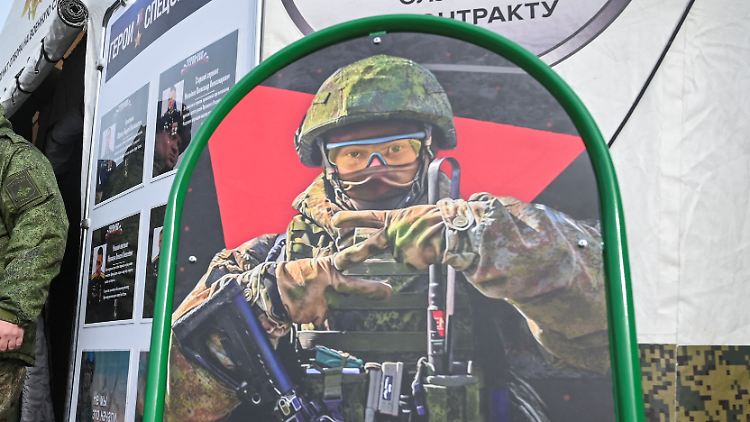 Mit dem geformten "Z" versucht Russland für den Kriegseinsatz zu werben, hier an einem mobilen Rekrutierungszentrum in Rostow am Don.