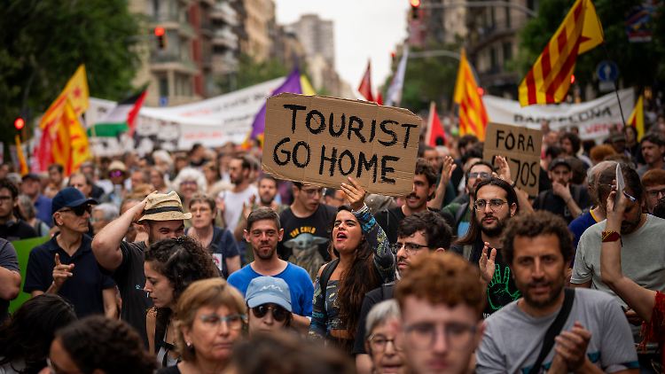 In Touristenhochburgen wie Barcelona, Mallorca oder den Kanaren gab es zuletzt Proteste.
