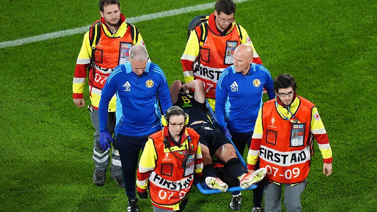 Kieran Tierney wird verletzt vom Platz getragen.