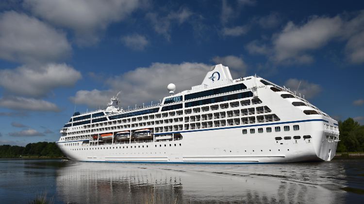 Die "Insignia" (hier im Nord-Ostsee-Kanal) erreicht mit 67 überlebenden Flüchtlingen Santa Cruz de Tenerife.