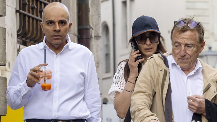Ajay Hinduja (l.) wurde zu vier Jahren Haft verurteilt.