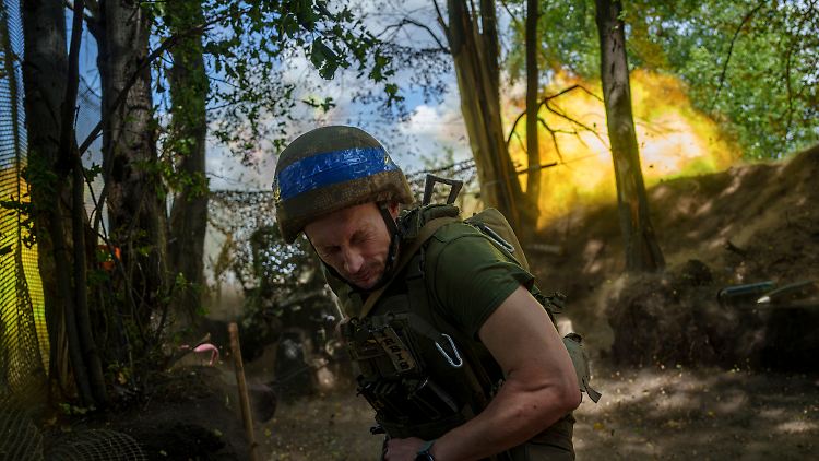 Bei ihrem Kampf gegen die russischen Invasoren sind die ukrainischen Streitkräfte auf westlichen Waffennachschub angewiesen. (Archivbild)