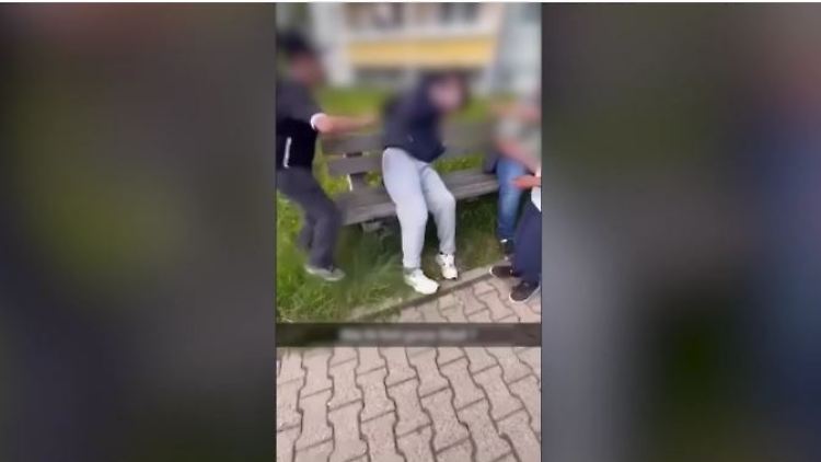 Prügel auf Jungen.JPG