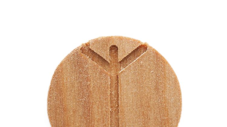 Hölzerne Ausformung einer Algiz-Rune, einem Symbol, das auch die Nationalsozialisten verwendeten.