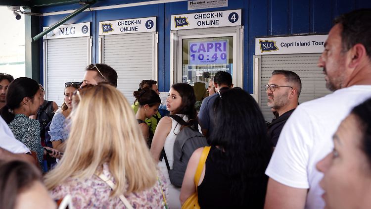 Am Fährhafen von Neapel erfahren Touristen, dass sie ihr Reiseziel Capri vorerst nicht erreichen werden.