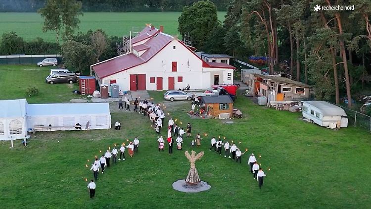Bei dem Sonnenwendfeuer der Jungen Nationalisten in Eschede wurde eine Algiz-Rune verbrannt - diese Rune war in der NS-Zeit ein Symbol der Nationalsozialisten.