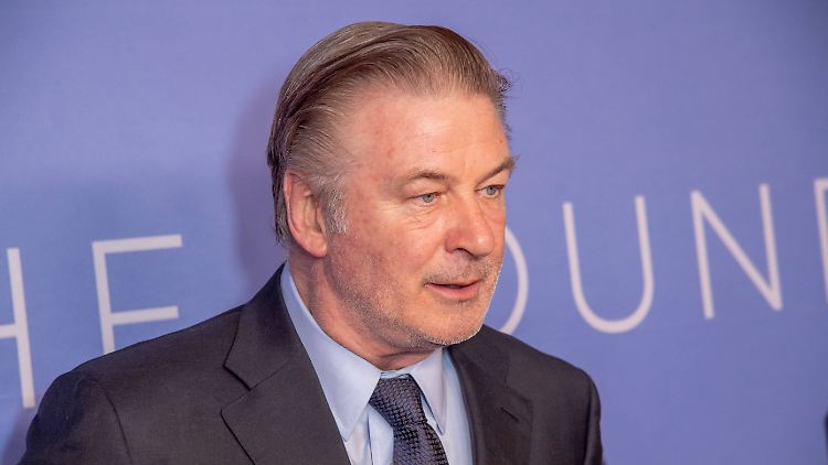 Baldwin plädiert auf "nicht schuldig" und bestreitet, den Abzug der Waffe getätigt zu haben, die Hutchins tödlich traf.