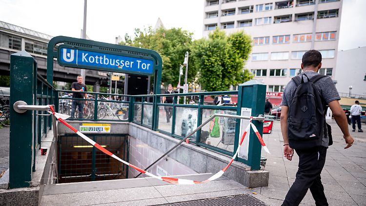 Der Zugang zur U-Bahn am Kottbusser Tor ist abgesperrt.