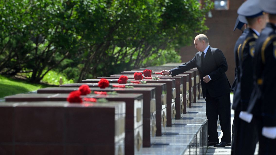 Der russische Präsident Wladimir Putin legt am Denkmal für die Heldenstädte in Moskau Blumen nieder.