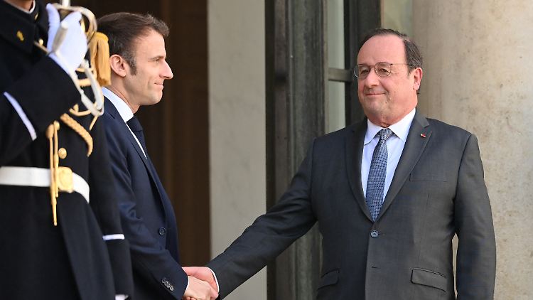 Hollande (r.) zusammen mit seinem Amtsnachfolger Macron.