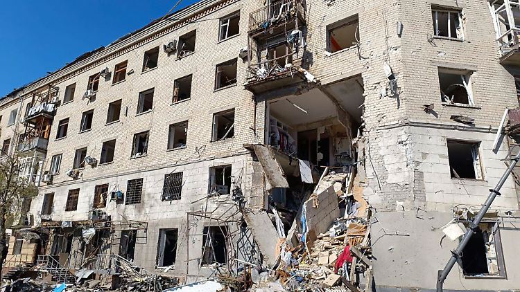Eine russische Gleitbombe traf jüngst dieses Wohnhaus in Charkiw.