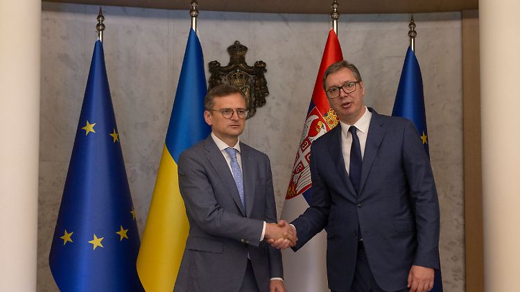 "Unsere slawischen Brüder": Serbiens Präsident Vucic (r.) empfängt Mitte Mai den ukrainischen Außenminister Kuleba.