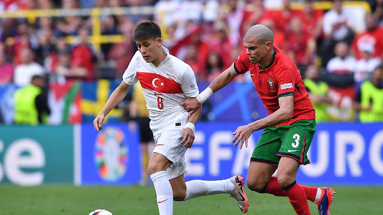 Arda Güler im Duell mit Altmeister Pepe.