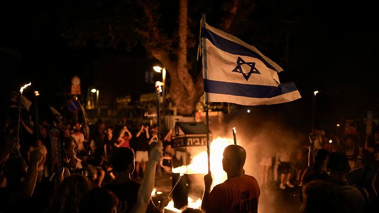 In mehreren israelischen Städten gab es Massenproteste gegen die Führung von Netanjahu.