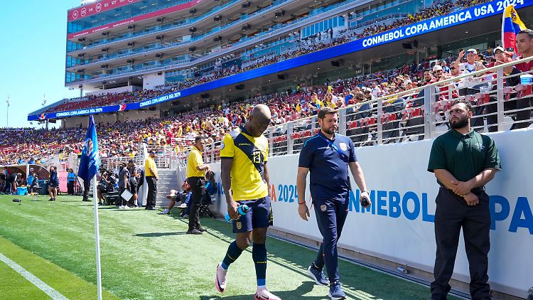 Enner Valencia musste nach seiner roten Karte früh vom Feld.