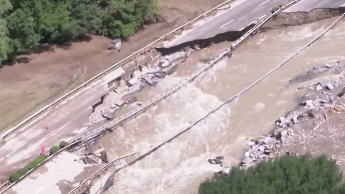 Flut Schweiz Tal Misox Autobahn A13.jpg