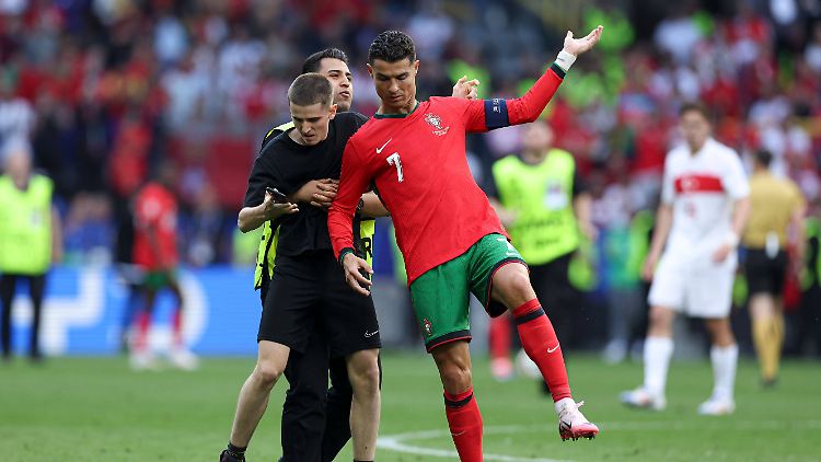 Cristiano Ronaldo musste sich im Spiel gegen die Türkei gleich mehrfach mit Flitzern auseinandersetzen.