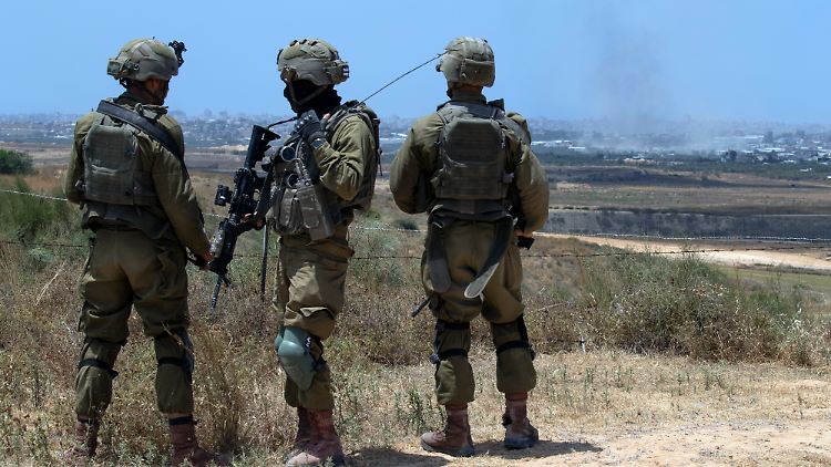 Israelische Soldaten blicken auf den Gazastreifen. 