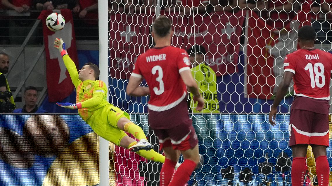 Augsburgs Vargas trifff aus Abseitsposition (85.). Starke Parade beim Xhaka-Schuss (88.), die das DFB-Team im Spiel hält.