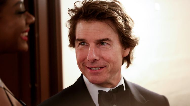 Gut gelaunt im VIP-Zelt: Tom Cruise trägt jetzt Taylor Swifts Freundschaftsbänder. 