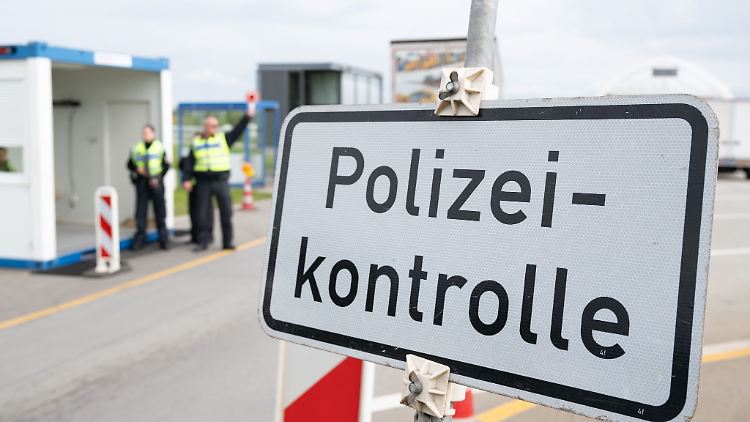 Bundespolizisten stehen anlässlich von Grenzkontrollen an einer Autobahn.
