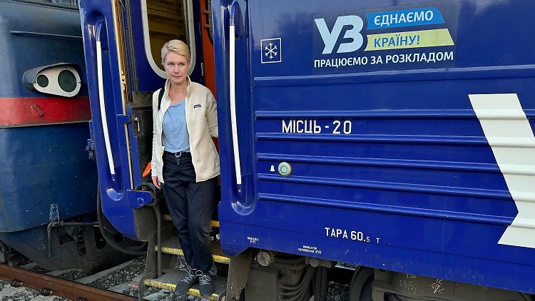 Bundesratspräsidentin Schwesig auf dem Bahnhof Przemysl in Polen, an der Grenze zur Ukraine.