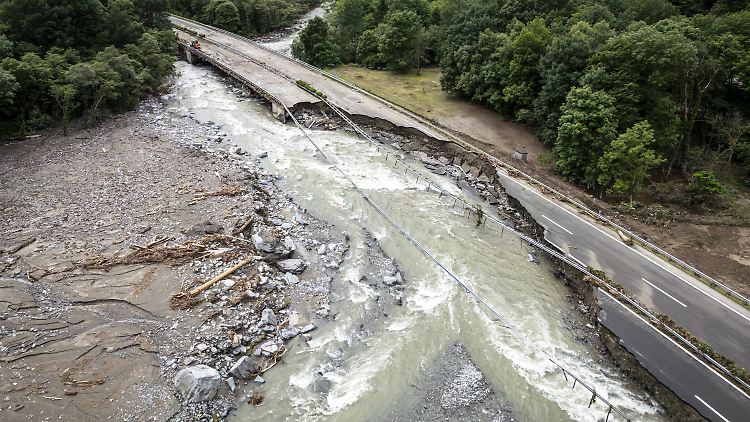 Neben den Wasserkraftwerken werden auch Straßen beschädigt.