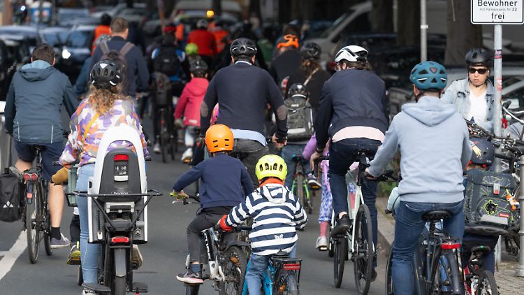 Einmal pro Monat ist die bunte Fahrradgruppe in Frankfurt am Main unterwegs.