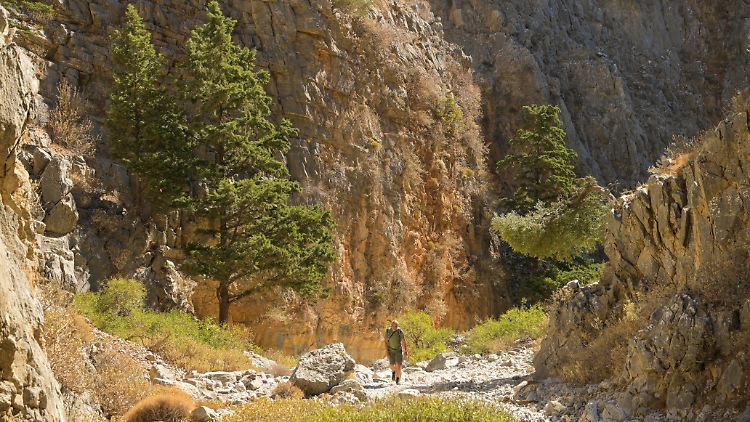 Immer wieder sterben Touristen auf Wanderungen bei sengender Hitze in Griechenland.