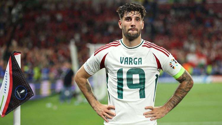 Dominik Szoboszlai trägt nach dem Spiel das Trikot seines Teamkollegen Barnabas Varga.