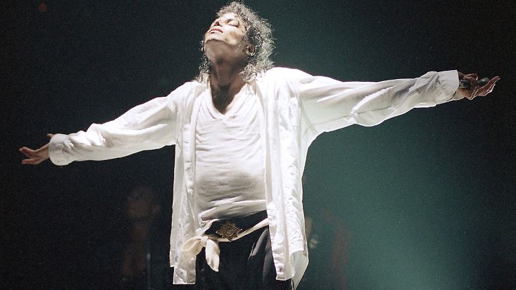 Auch 15 Jahre nach seinem Tod tauchen noch Songs von Michael Jackson auf.