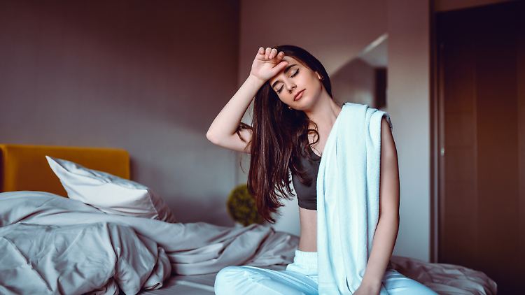 Schlafen ohne Schwitzen: Mit diesen Tricks kommen wir kühl durch die Sommernacht.