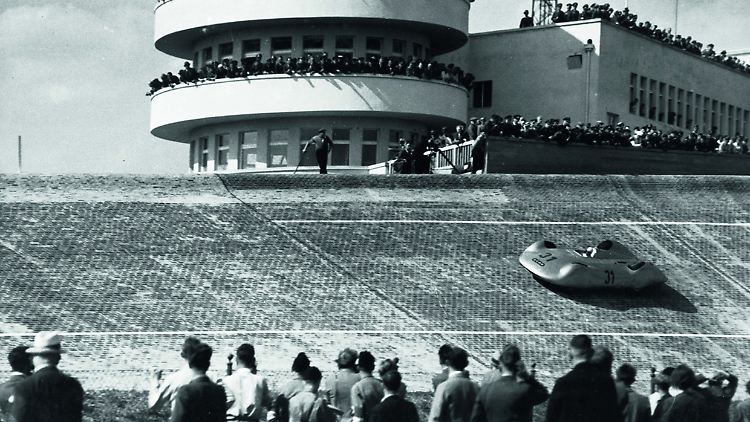 Siegreiche Silberpfeile im Zeichen der Auto-Union-Ringe: hier mit Rennfahrer-Legende Bernd Rosemeyer im Jahr 1937.