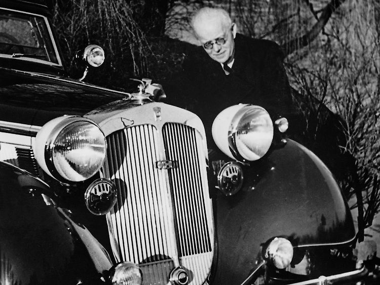 August Horch, Mitglied des Aufsichtsrates der Auto Union AG, präferierte noble Reihen-Achtzylinder und Zwölfzylinder.