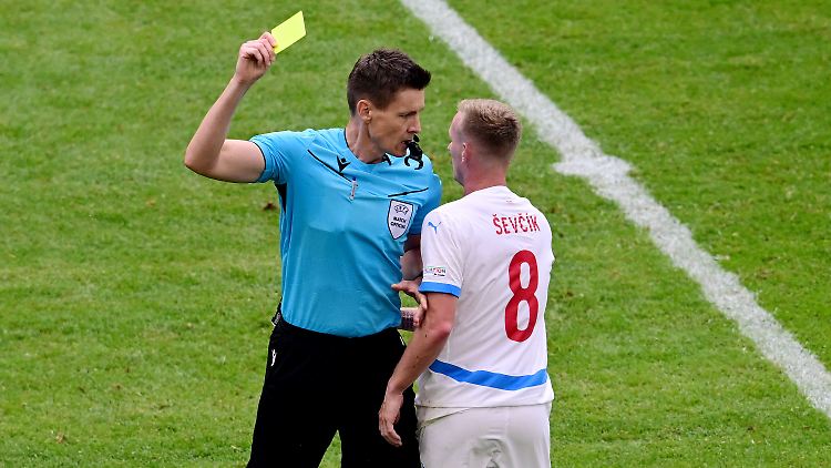 Bundesliga-Schiedsrichter Daniel Siebert sammelt während der EM bereits Erfahrung mit der neuen Regel.