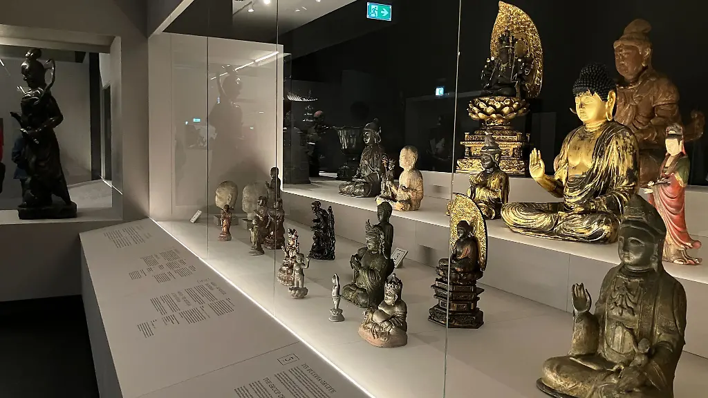 Blick-in-die-Ausstellung-Buddhismus-im-Uebersee-Museum