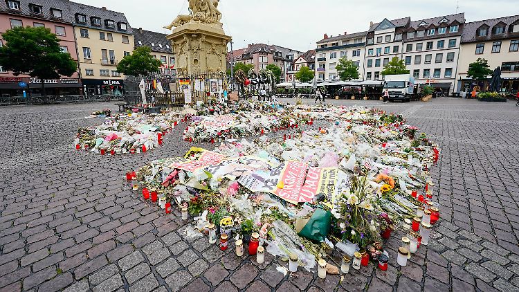 Die Anteilnahme ist groß: Kerzen und Blumen liegen am Marktplatz an der Trauerstelle für den getöteten Polizisten.