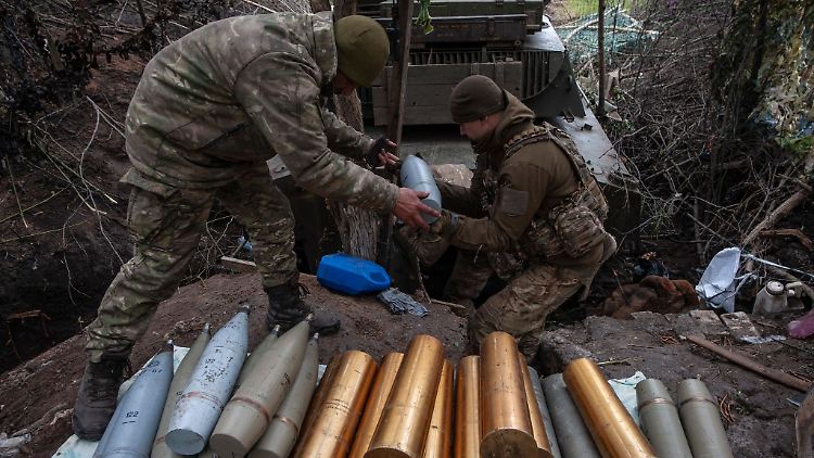 Ukrainische Soldaten bereiten Haubitzengranaten in vor. Die EU hat rund 1,4 Milliarden Euro für Militärhilfen für die Ukraine auf den Weg gebracht.
