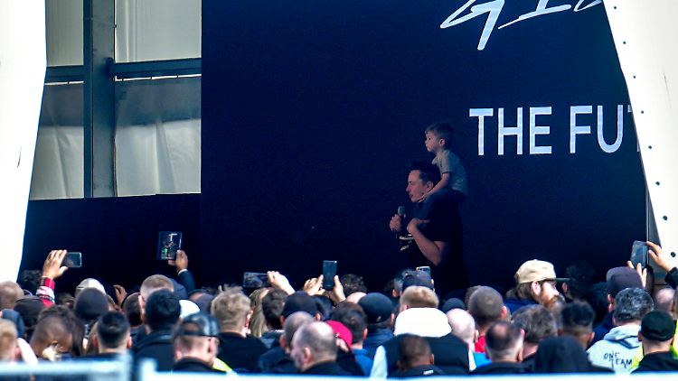 An Elon Musk - hier mit einem seiner Söhne bei einem Deutschland-Besuch - liegt es jedenfalls nicht, wenn die Menschheit aussterben sollte. 