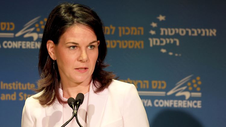 Baerbock fragt in Israel nach dem Nutzen eines andauernden Krieges im Gazastreifen.