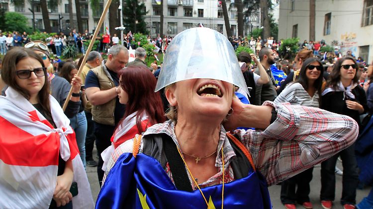 In Georgien erzürnt das Gesetz über ausländische Einflussnahme die Menschen. 