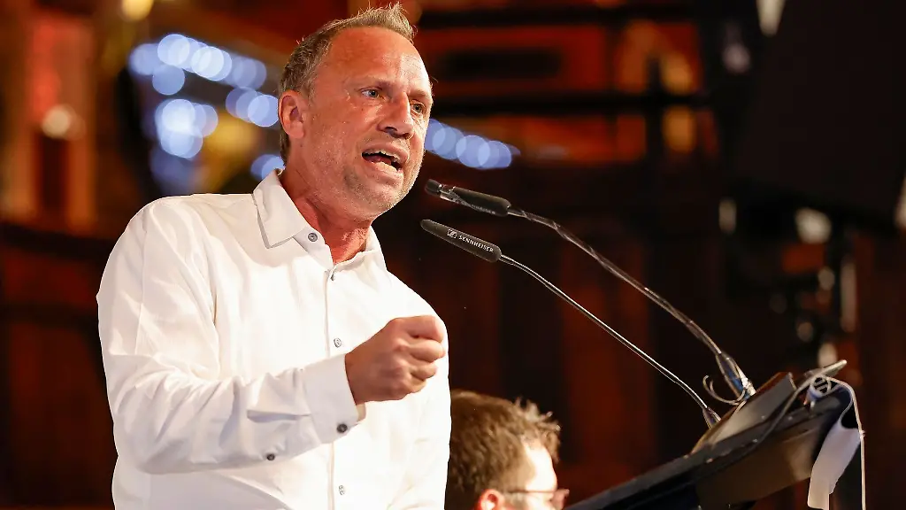 Bayerns-Umweltminister-Thorsten-Glauber-haelt-eine-Rede