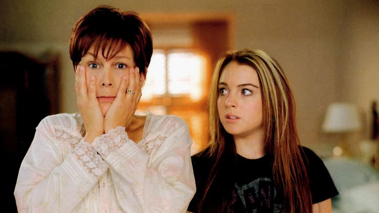 In "Freaky Friday" geht es um die Psychotherapeutin Tess Colemann, die sich eines Morgens plötzlich im Körper ihrer Tochter wiederfindet. 