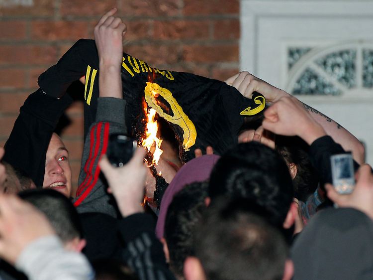 An der altehrwürdigen Anfield Road ging ein Trikot des abgewanderten Publikumslieblings Fernando Torres in Flammen auf.